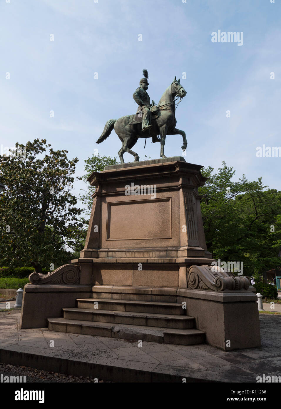 Bronzestatue des Prinzen Komatsu No Miya Akihito in Uneo Park von Tokio, Japan. Es wurde von bunten Richter ïkuma Ujihiro entworfen und errichtet im Februa Stockfoto