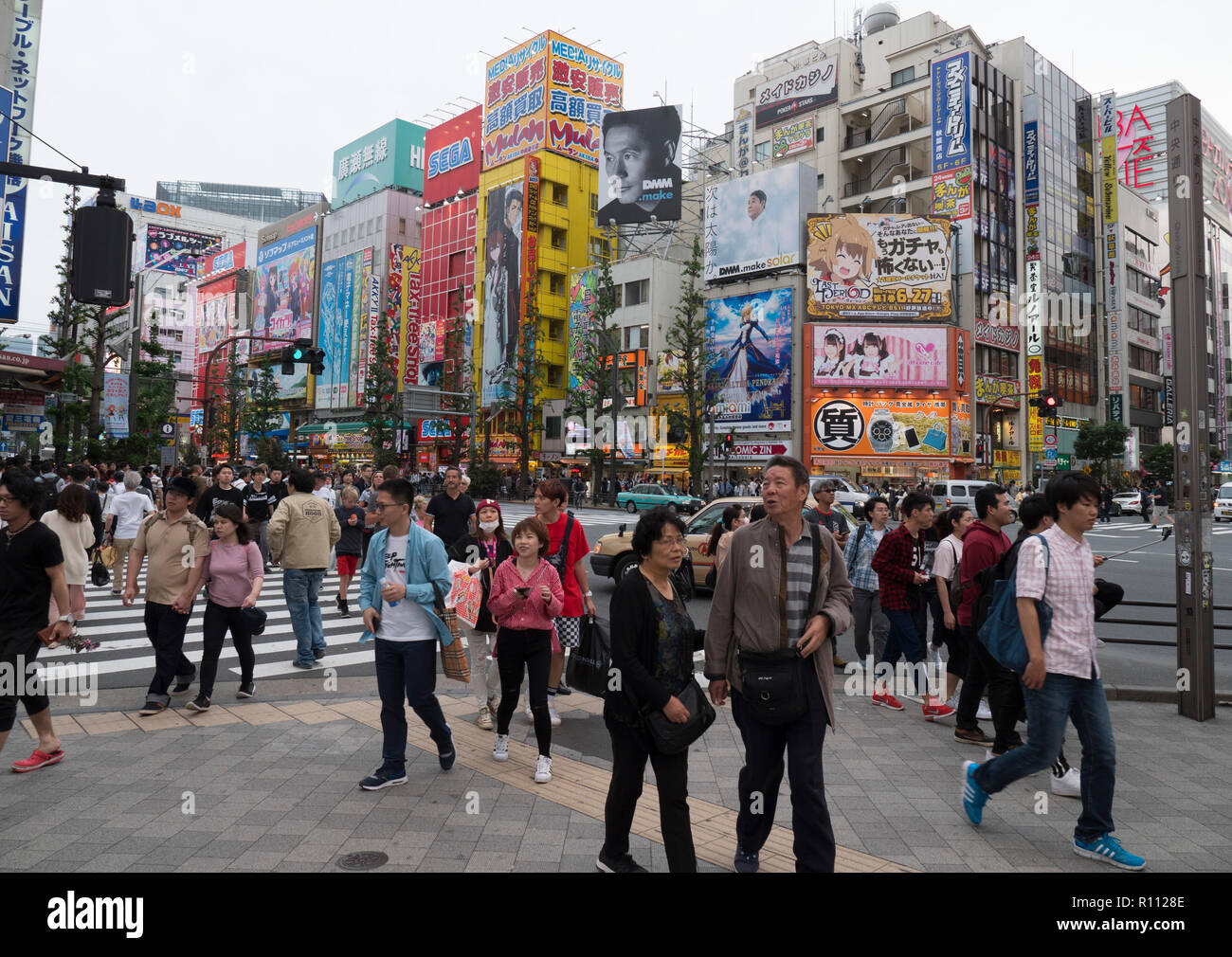 Menschen gehen in Akihabara, Tokio, Japan. Es ist ein beliebter Ort für Elektronik, Anime, Manga kaufen und hat viele Maid Cafes. Stockfoto