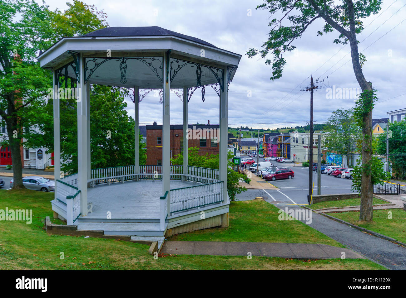 Lunenburg, Kanada - 21 September, 2018: Blick auf die historischen King Street, mit Touristen, in Lunenburg, Nova Scotia, Kanada Stockfoto