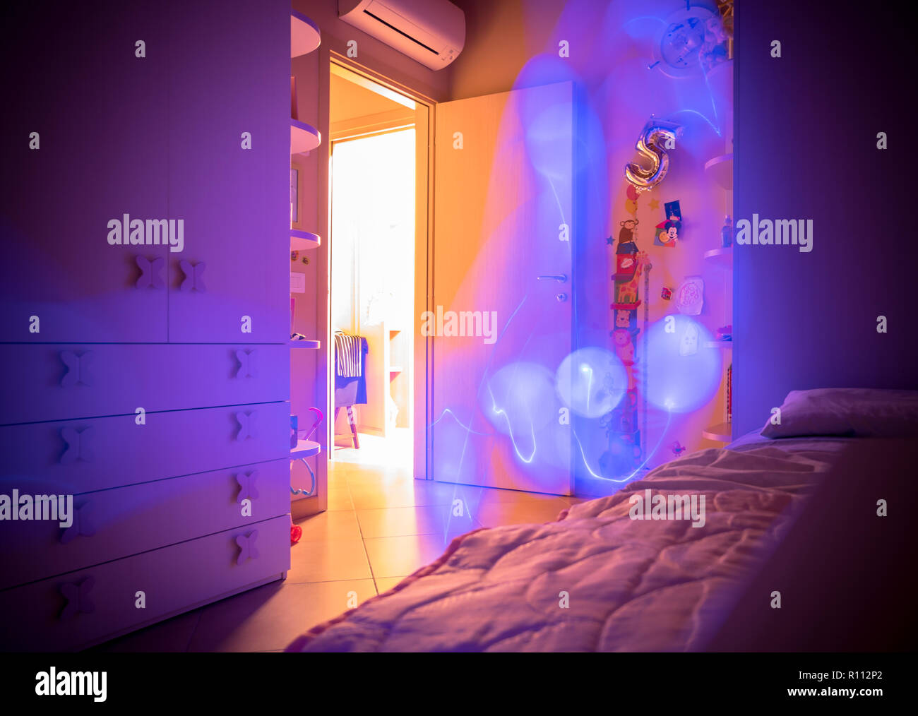 Paranormale Aktivitäten im Schlafzimmer Stockfoto