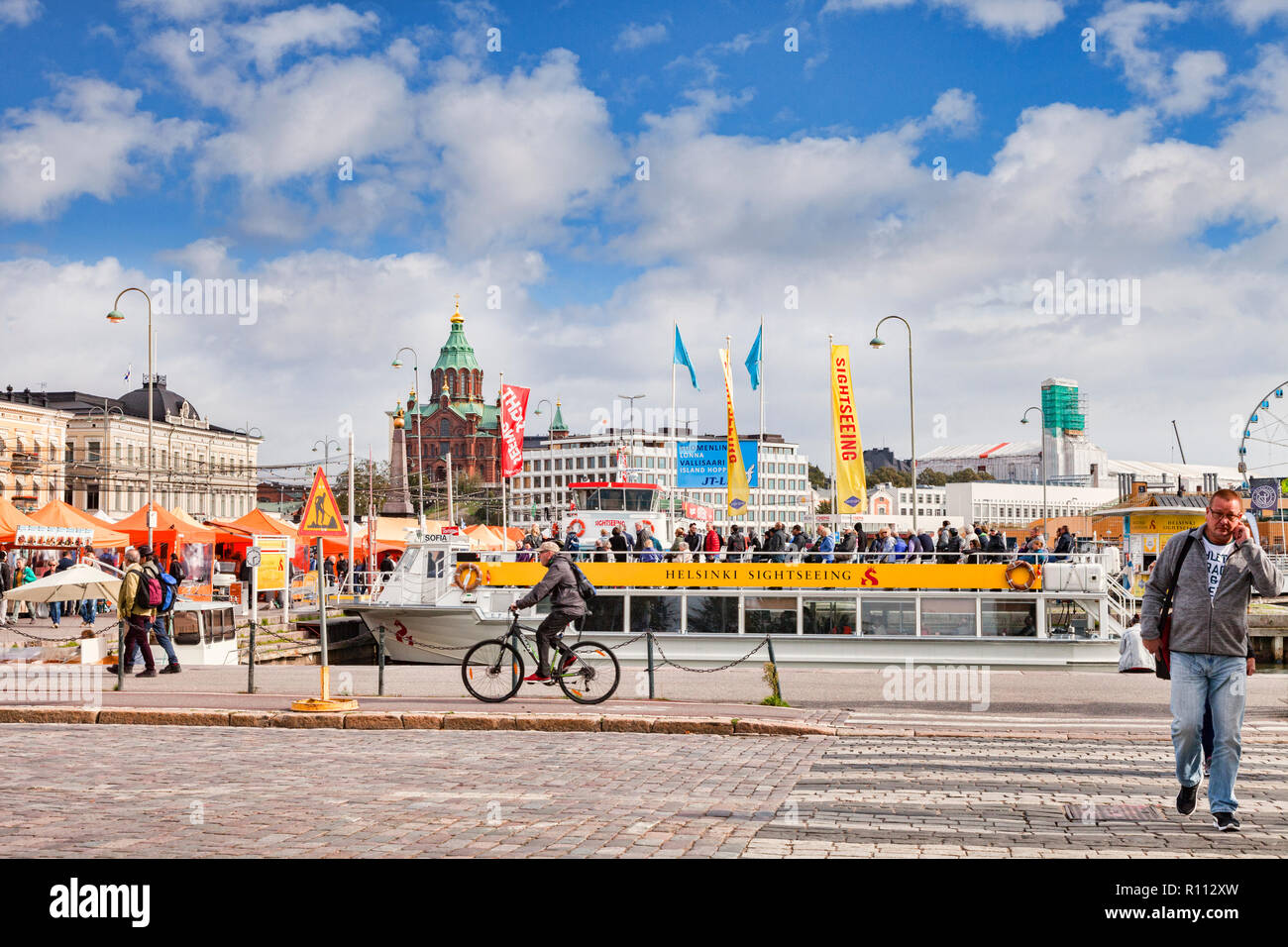 20. September 2018: Helsinki, Finnland - Helsinki Waterfront, mit Massen von Touristen und ein Schiff. Stockfoto