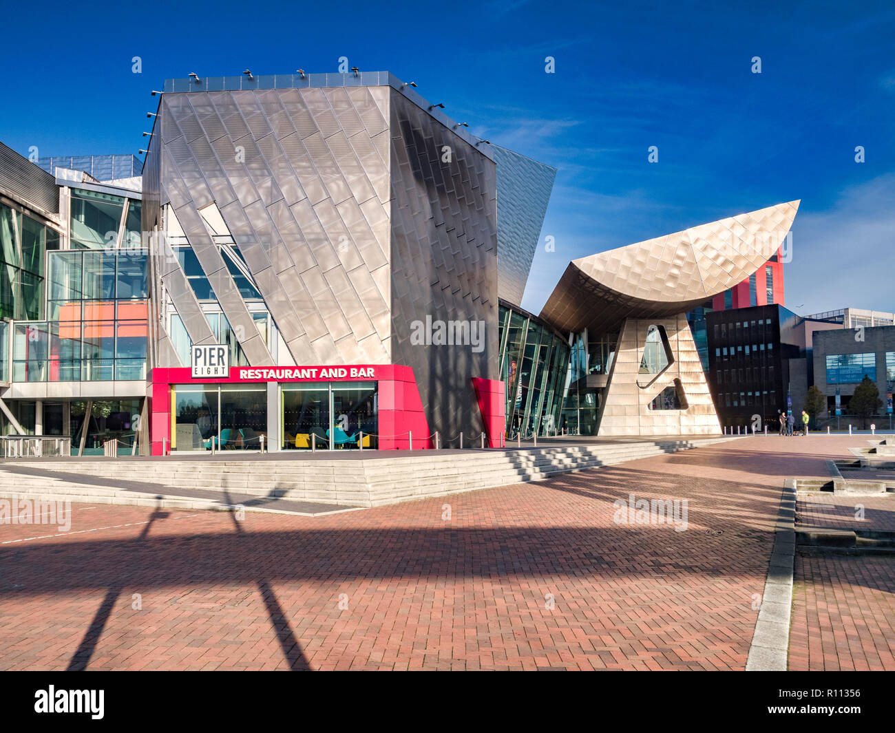 2. November 2018: Salford Quays, Manchester, UK - The Lowry, und Pier 8 Restaurant und Bar, an einem schönen sonnigen Herbsttag. Stockfoto 2. November 2018: Salford Quays, Manchester, UK - The Lowry, und Pier 8 Restaurant und Bar, an einem schönen sonnigen Herbsttag. Stockfoto