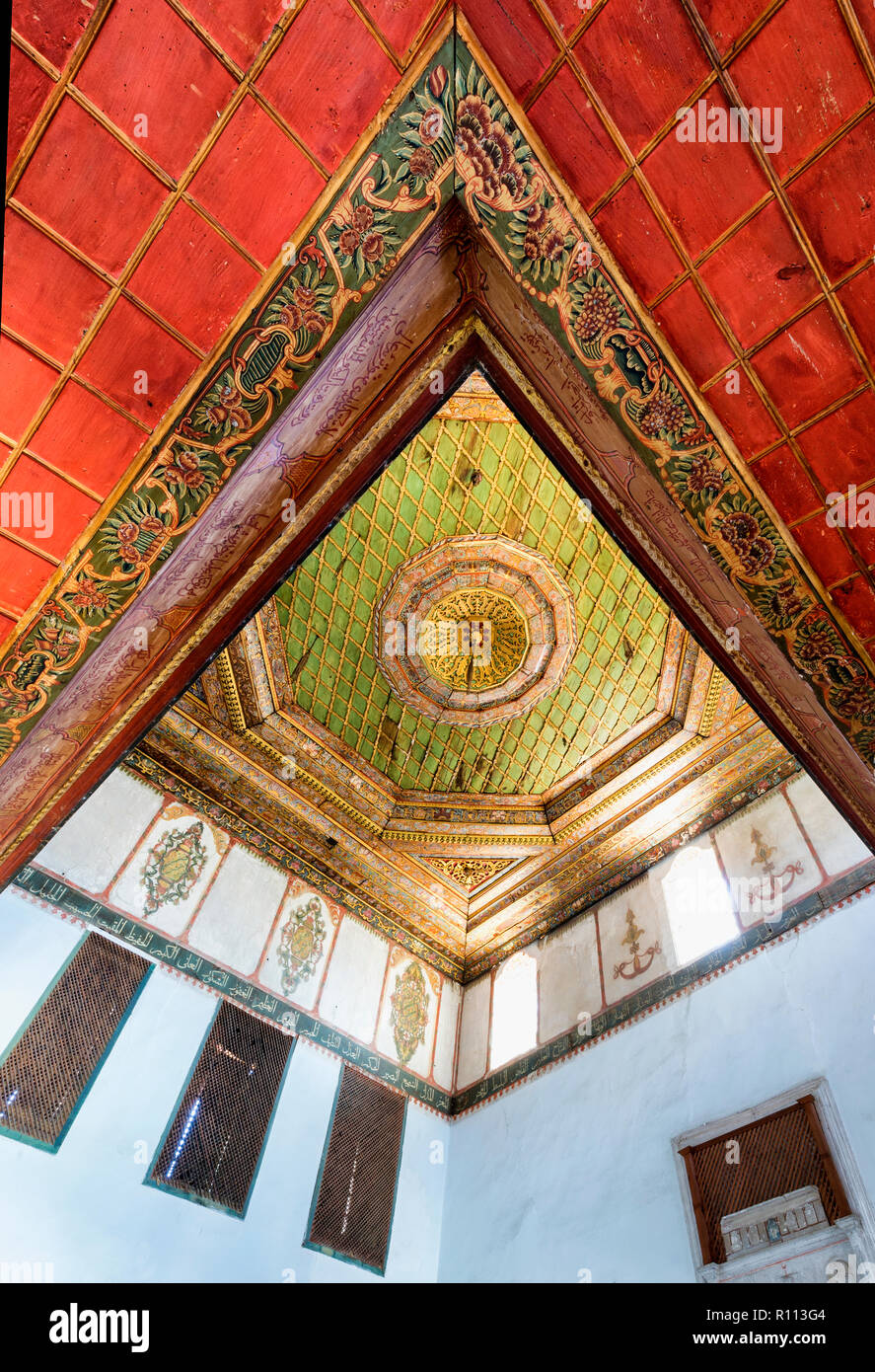 Helveti Bektashi Teke, Sufi Schrein, Interieur, Holz dekoriert Decke, Berat, Albanien Stockfoto