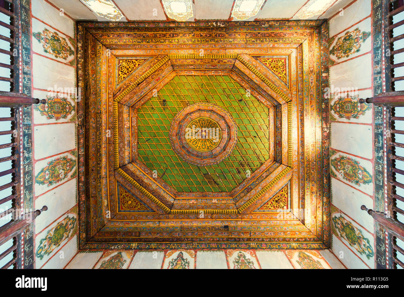 Helveti Bektashi Teke, Sufi Schrein, Interieur, Holz dekoriert Decke, Berat, Albanien Stockfoto