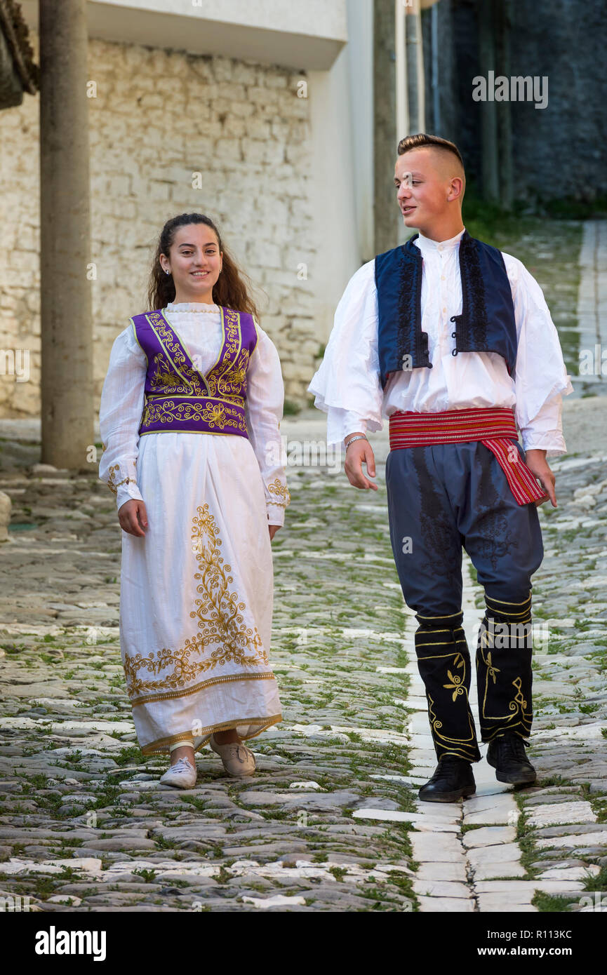 Lokale folklore gruppe in traditionellen Trachten, Berat, Albanien Stockfoto