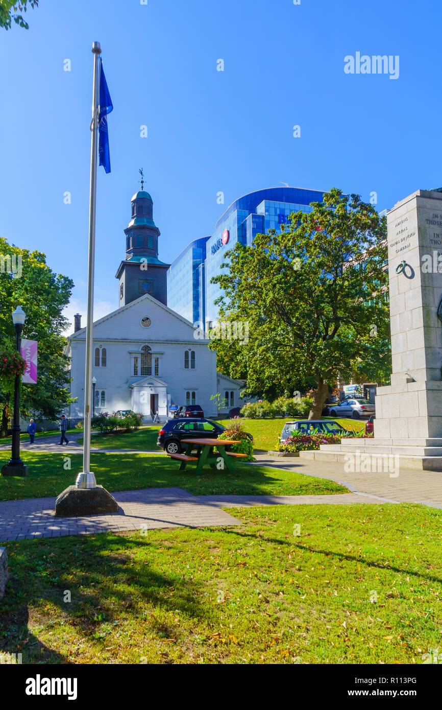 Halifax, Kanada - 23 September, 2018: Blick auf die Grand Parade Square mit der Anglikanischen Kirche St. Pauls, Einheimische und Besucher, in Halifax, Nova Scotia. Stockfoto