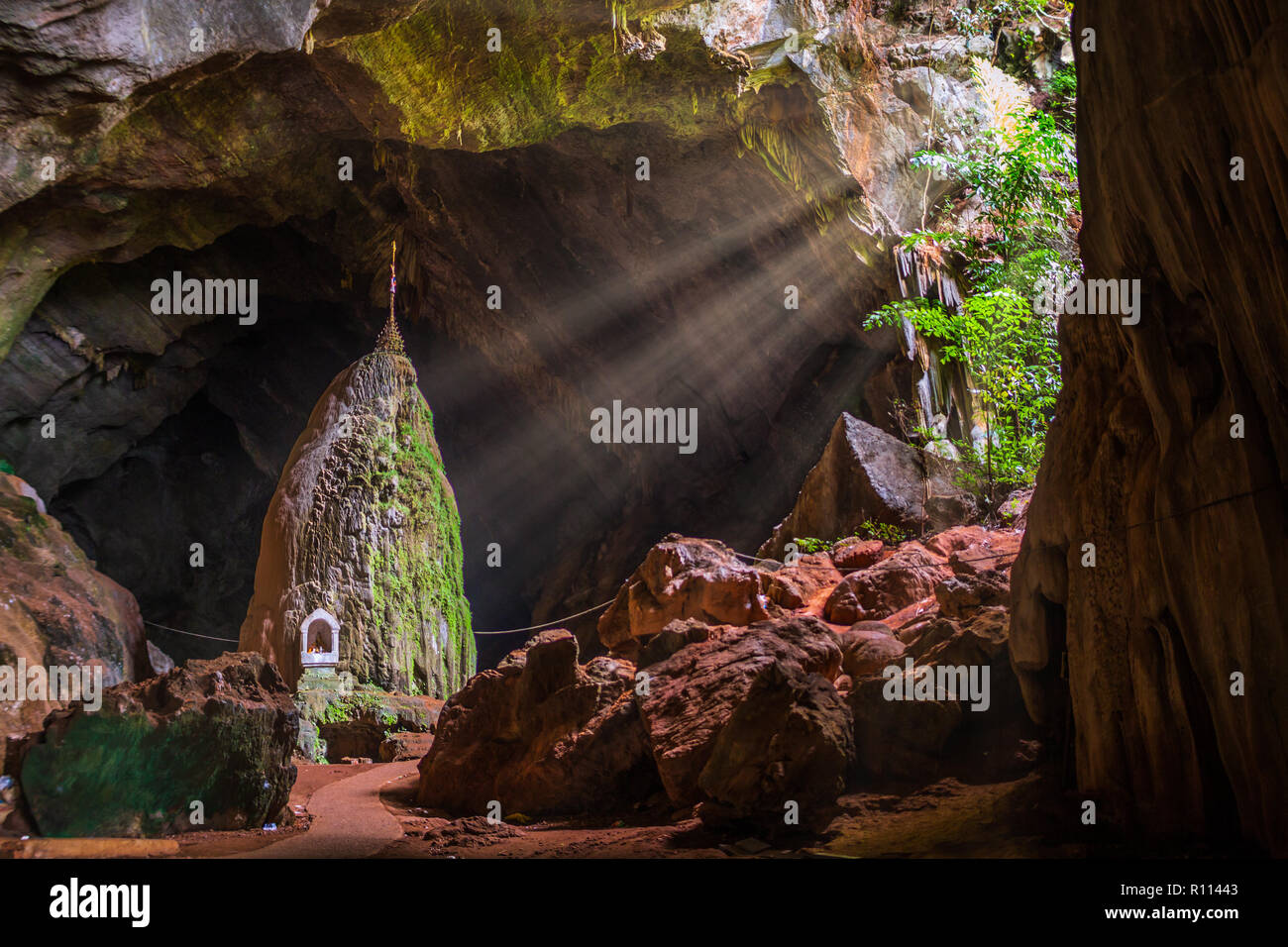 Lichtstrahlen innerhalb der Sadan Höhle in der Nähe Hpa-An in Myanmar Stockfoto