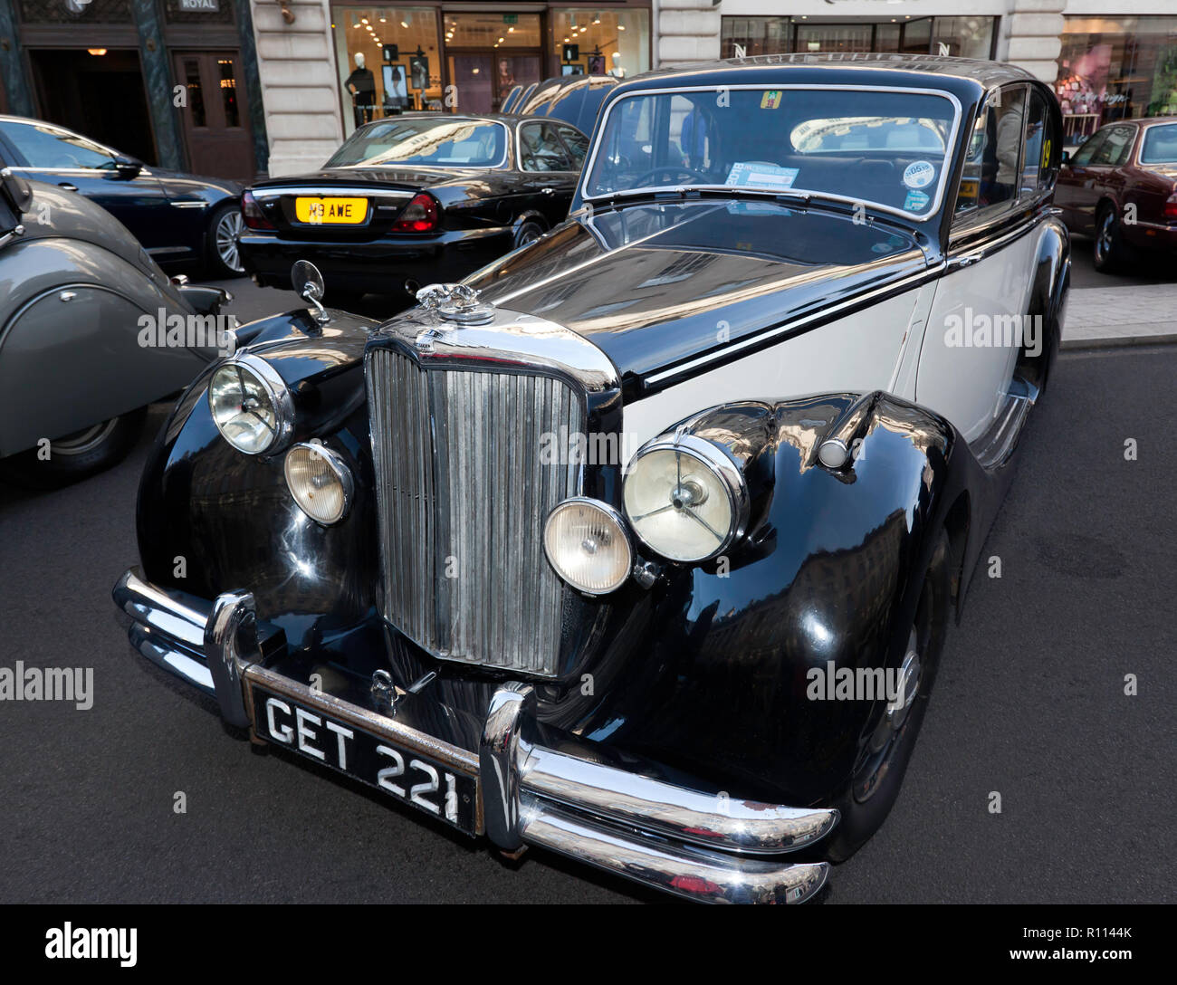 Drei Viertel Vorderansicht eines 1950er Jaguar Mark V Limousine, auf Anzeige in der Regents Street Motor Show 2018 Stockfoto