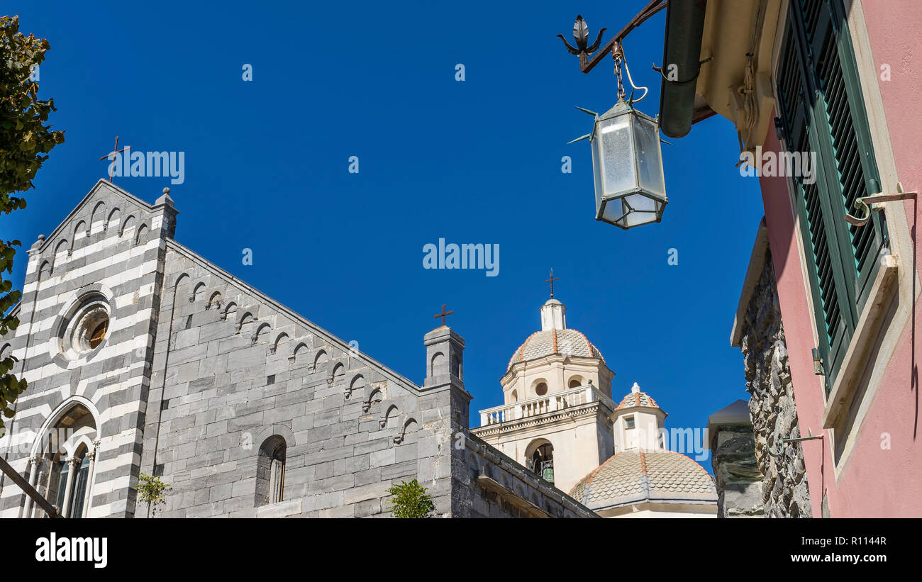 Schöne Aussicht auf das historische Zentrum von Portovenere und das Heiligtum der Weißen Madonna, früher die Pfarrkirche von San Lorenzo, Ligurien, Italien Stockfoto
