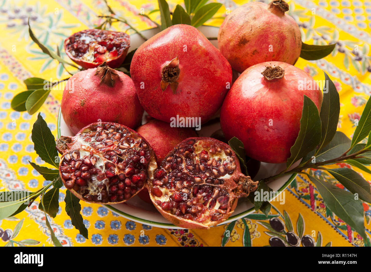 Schüssel Granatäpfel Stockfoto