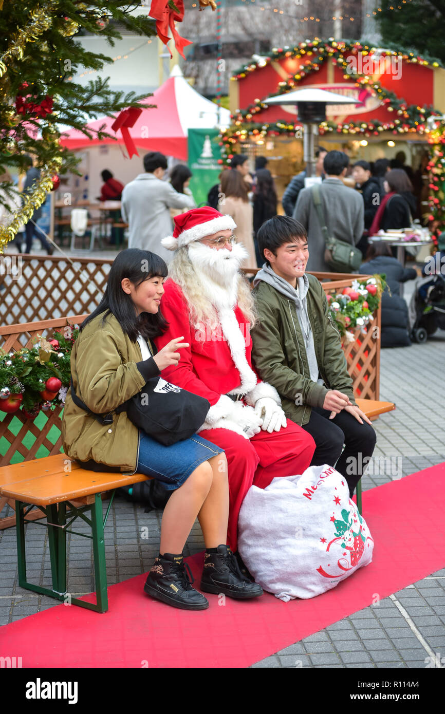 Weihnachten in Japan. Santa mit der Jugend. Stockfoto