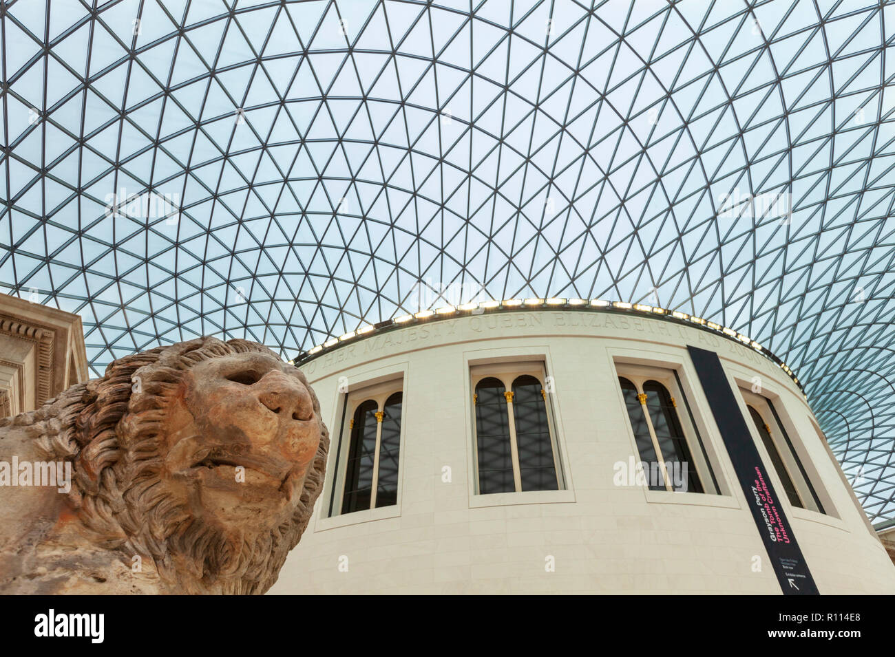 Der Löwe von Knidos in den Great Court des British Museum, London, England Stockfoto