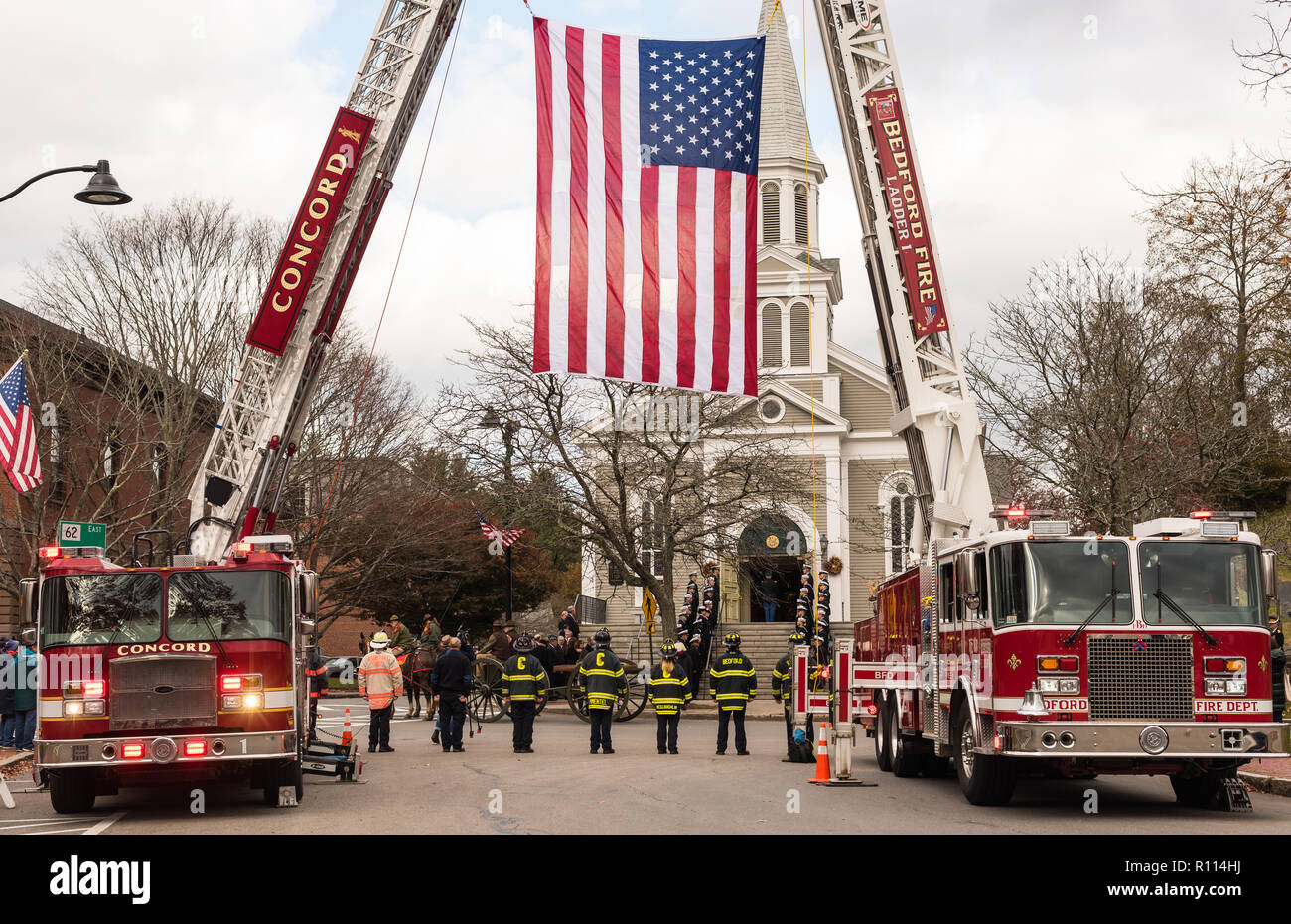 Concord und Bedford Feuerwehren Anzeige der US-Flagge an der Trauerzug für die Ehrenmedaille Empfänger Thomas J. Hudner. Stockfoto