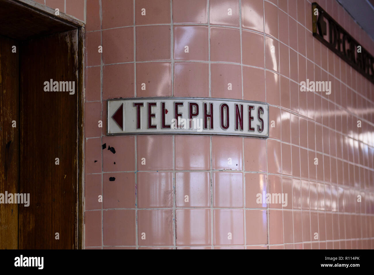 Alte direktionale Zeichen zu Telefonen an der Flinders Street Station, Melbourne, Australien, November 2018 Stockfoto