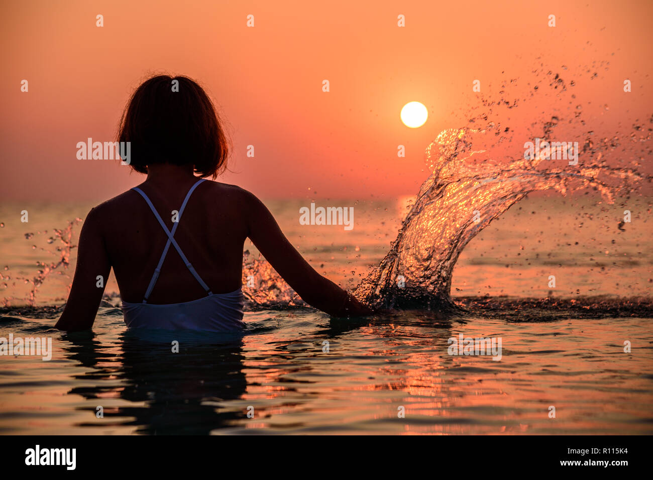 Junge Madchen Spielen Mit Wasser An Einem Strand In Griechenland Schone Sommer Bild Geniessen Das Warme Wetter Unter Der Aufgehenden Sonne Stockfotografie Alamy