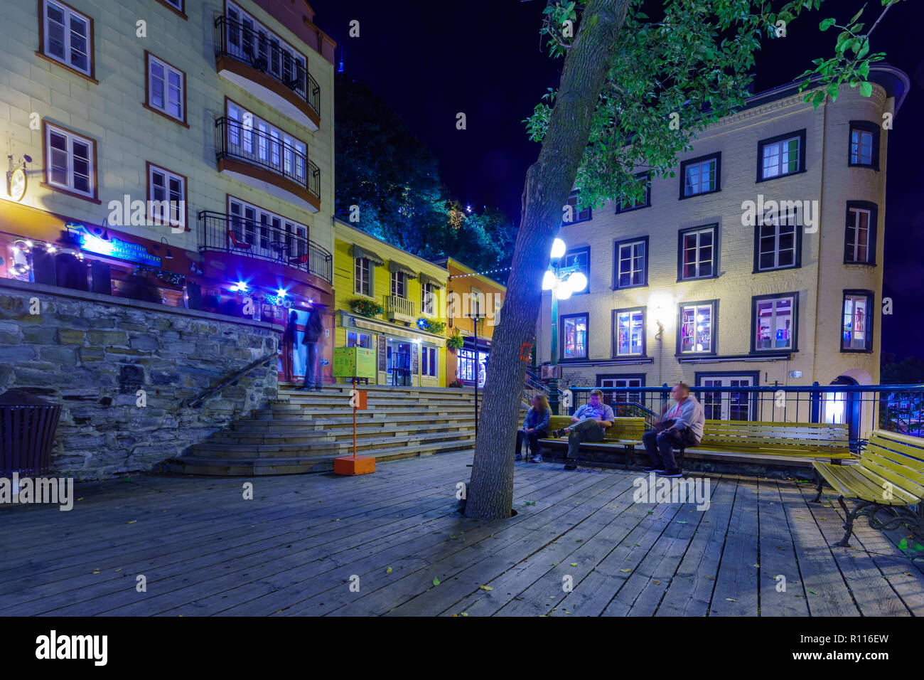 Quebec City, Kanada - 27 September 2018: Nachtansicht der Rue du Petit Champlain Straße mit Einheimischen und Besuchern, in der unteren Stadt von Quebec City, Queb Stockfoto