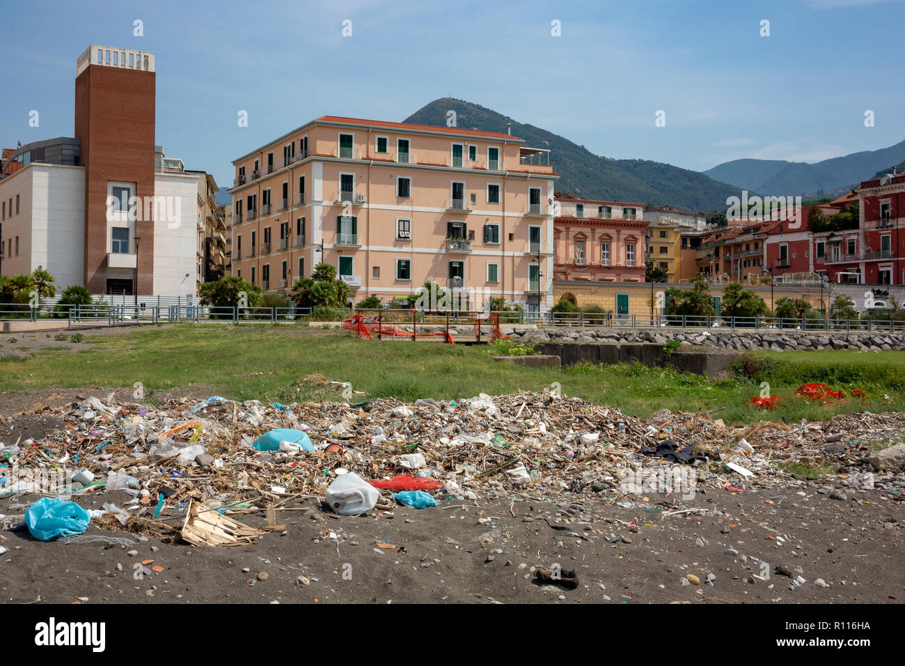 Verschmutzten Strand in Castellammare di Stabia Italien Stockfoto