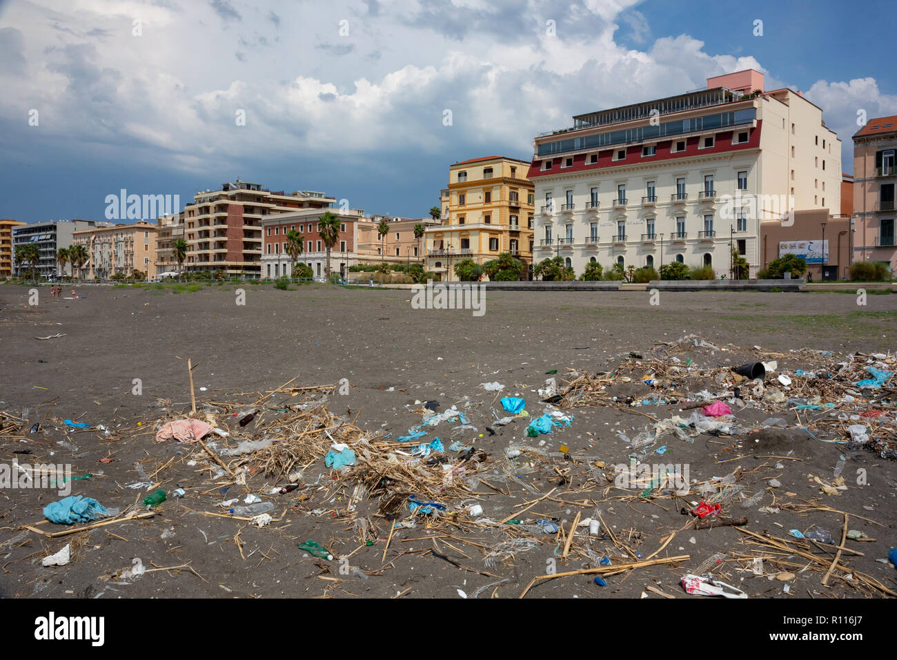 Verschmutzten Strand in Castellammare di Stabia Italien Stockfoto