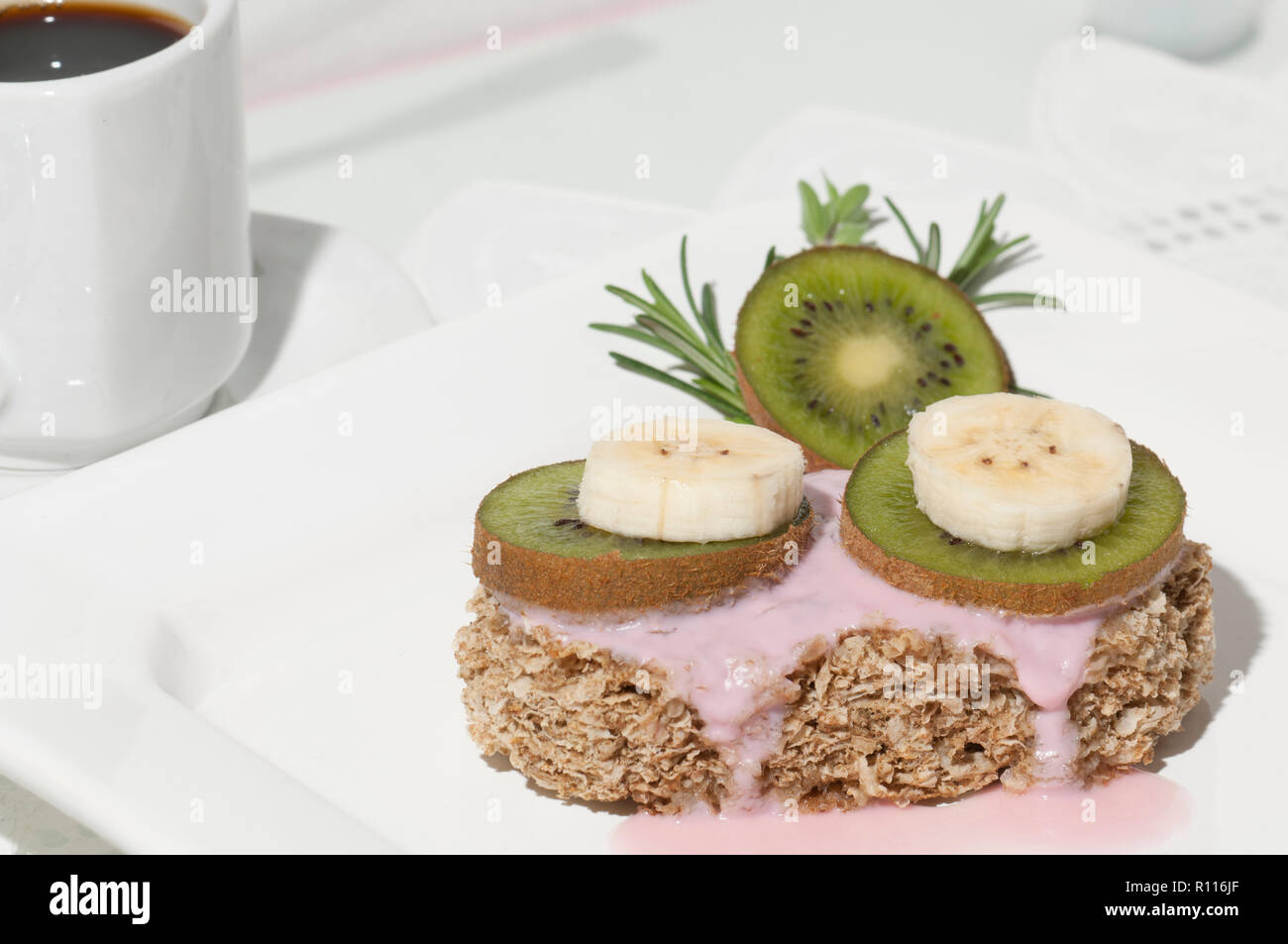 Weetabix mit Banane, Kiwi Obst und Joghurt Stockfoto