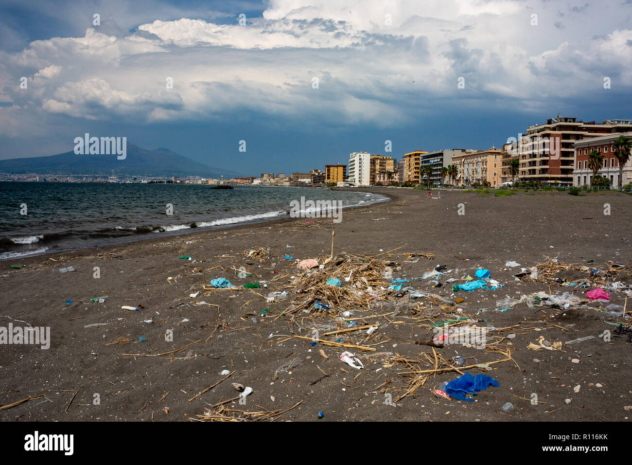 Verschmutzten Strand in Castellammare di Stabia Italien Stockfoto