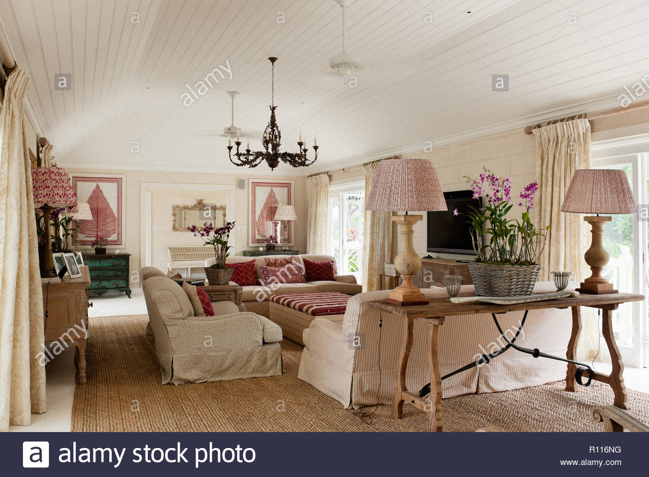 Rot und Weiß Landhausstil Wohnzimmer Stockfoto, Bild: 224376700 - Alamy Rot und Weiß Landhausstil Wohnzimmer Stockfoto, Bild: 224376700 - Alamy
