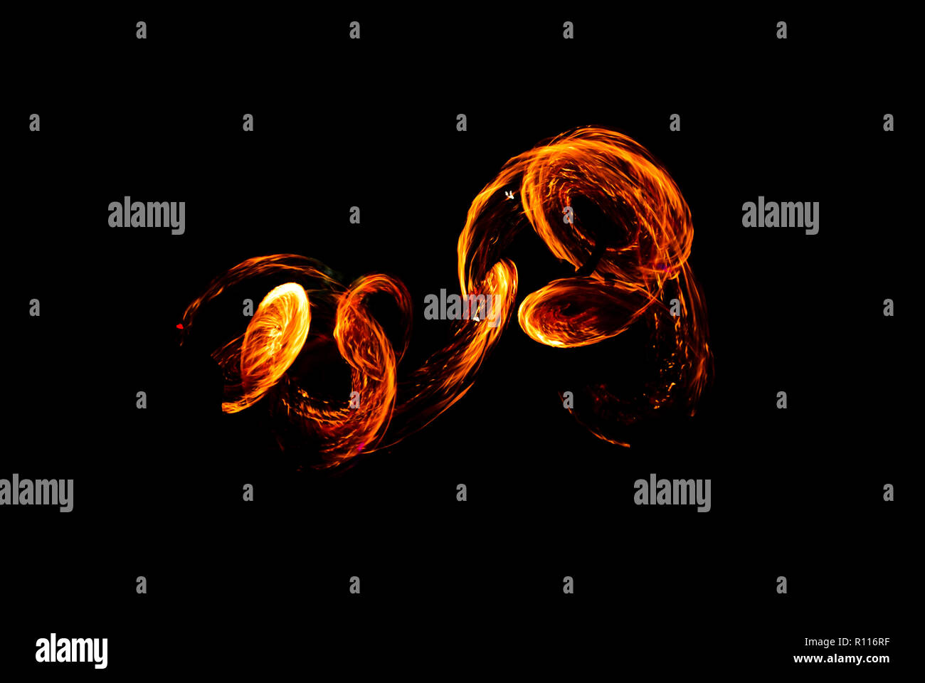 Zusammenfassung Hintergrund der Flammen, machen Sie ein Foto von feuershow am Strand bei Nacht. Stockfoto