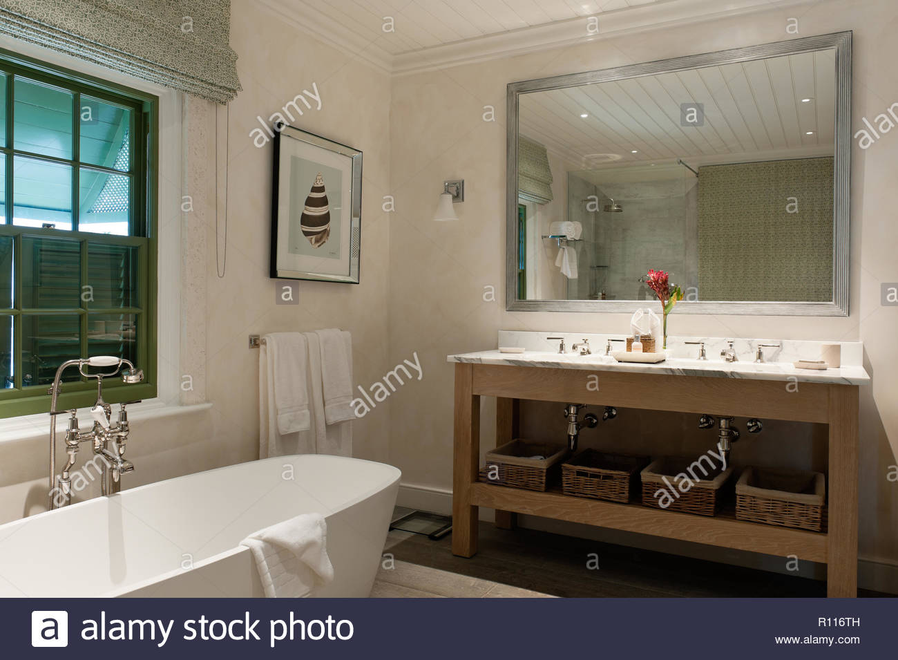 Waschbecken im Landhausstil Badezimmer Stockfoto, Bild: 224376785 ... Waschbecken im Landhausstil Badezimmer Stockfoto, Bild: 224376785 ...