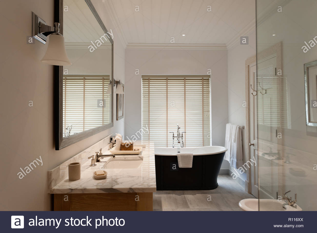 Klassischen Stil Badezimmer mit freistehender Badewanne Stockfoto ... Klassischen Stil Badezimmer mit freistehender Badewanne Stockfoto ...