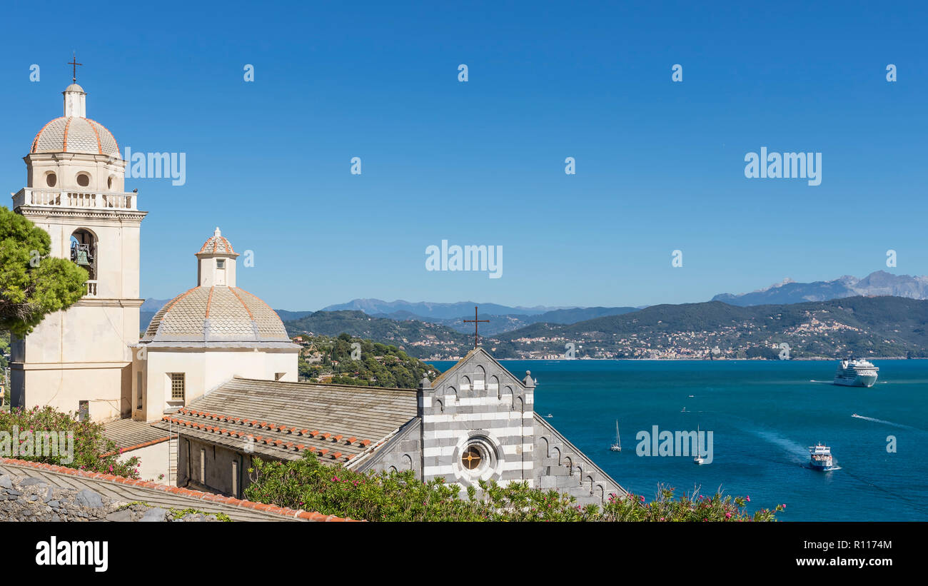 Das Heiligtum der Weißen Madonna, früher der Pfarrkirche San Lorenzo mit der Golf der Poeten im Hintergrund, Portovenere, Ligurien, Italien Stockfoto