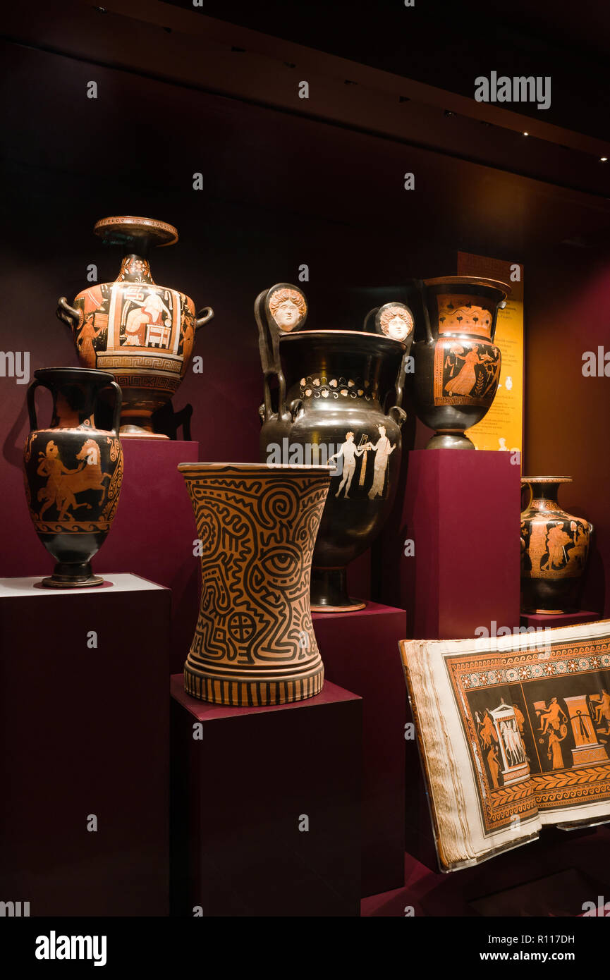 Vasen und Buch in Mougins Museum der klassischen Kunst Stockfoto