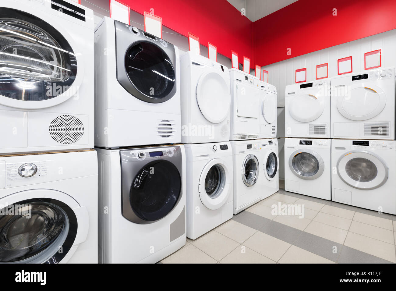 Wasch-Maschinen im Gerät speichern Stockfoto