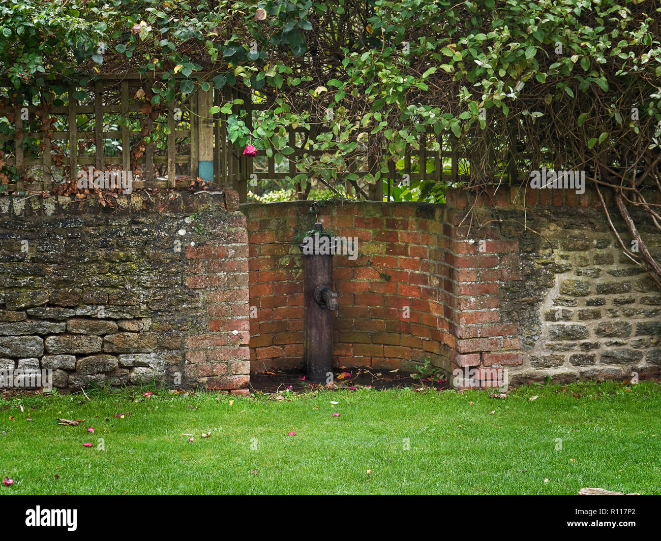 Alte gusseiserne Standrohr, Fyfield, Oxfordshire, Großbritannien Stockfoto