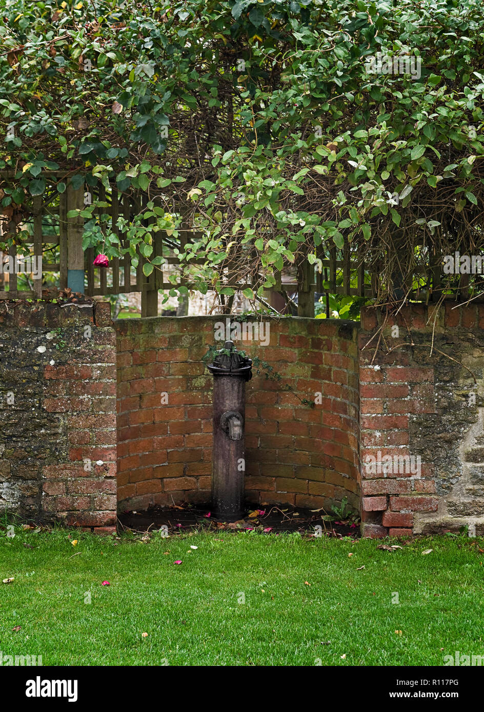 Alte gusseiserne Standrohr, Fyfield, Oxfordshire, Großbritannien Stockfoto