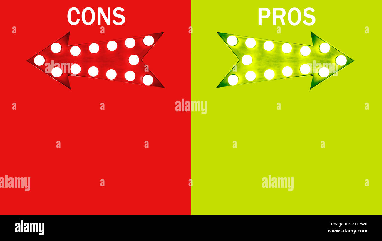 Vor- und Nachteile: linke rote und grüne rechts Vintage Retro Pfeile mit Glühlampen beleuchtet. Konzept Bild für die Vor- und Nachteile, Risiken und op Stockfoto
