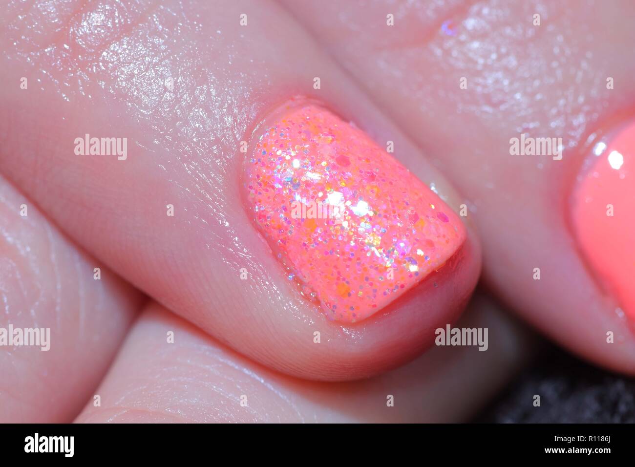 Fingernägel direkt nach in einem Pfirsich Farbe lackiert werden. Stockfoto