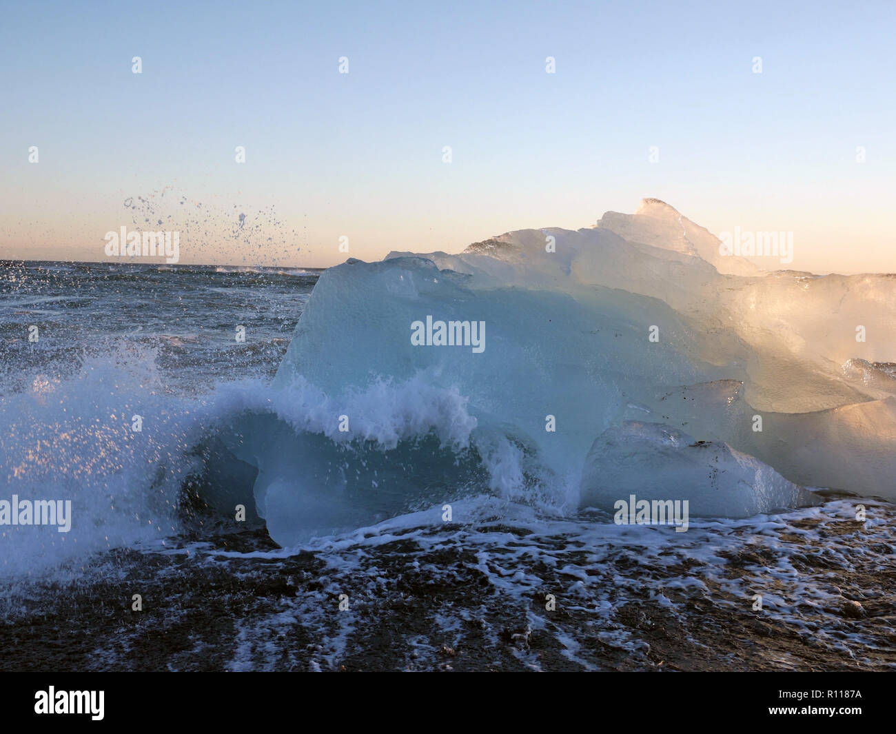 Wellen auf Eisberg auf Diamond Beach, Island Stockfoto