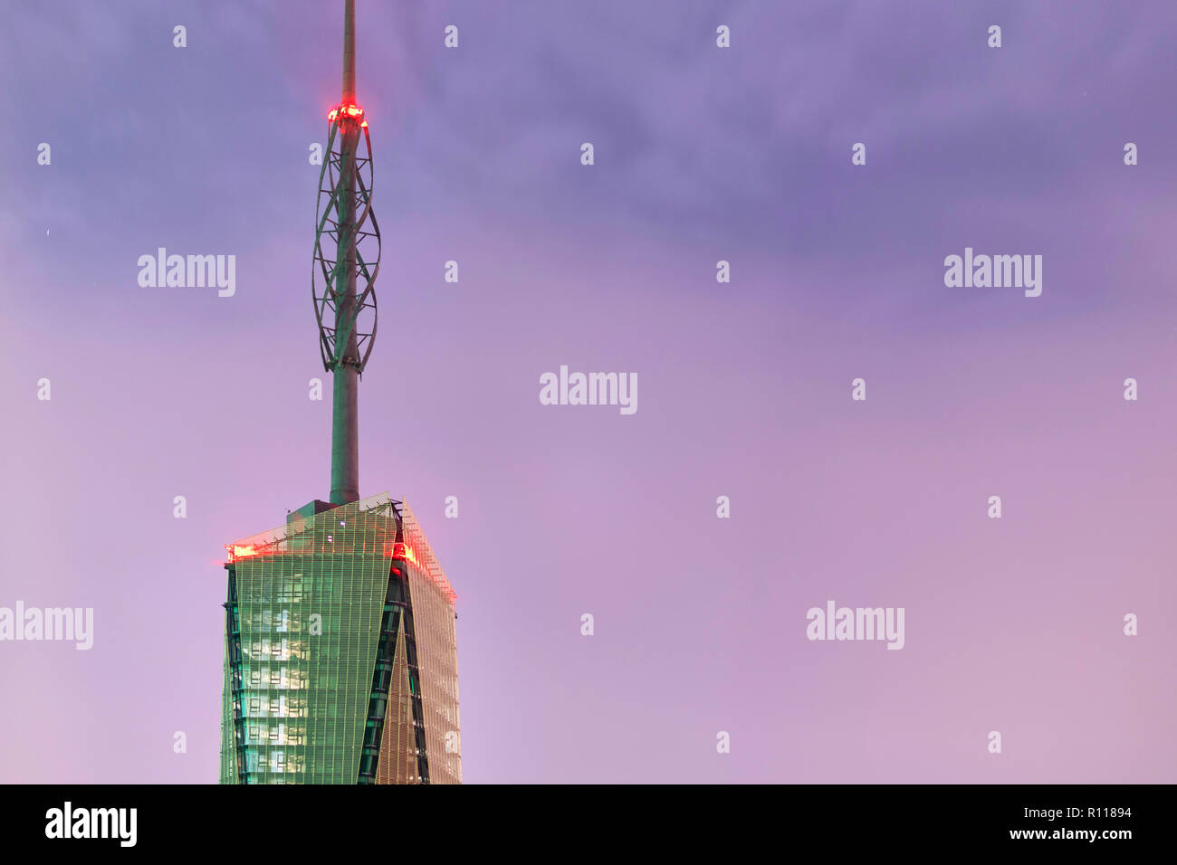 Bei Nacht Sky Scraper, Nairobi, Kenia Stockfoto