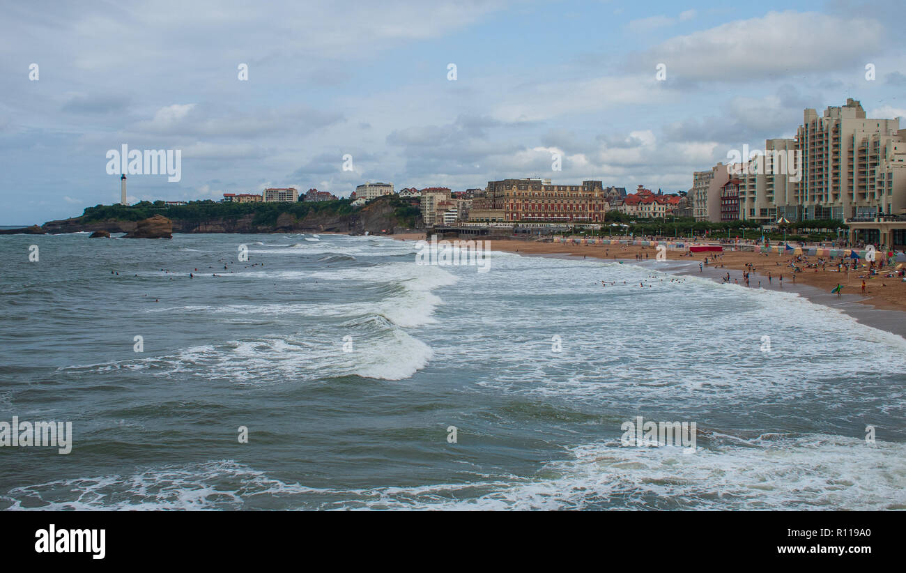 Grand Plage von Biarritz während einer stürmischen Tag, Leuchtturm auf der Rückseite Stockfoto