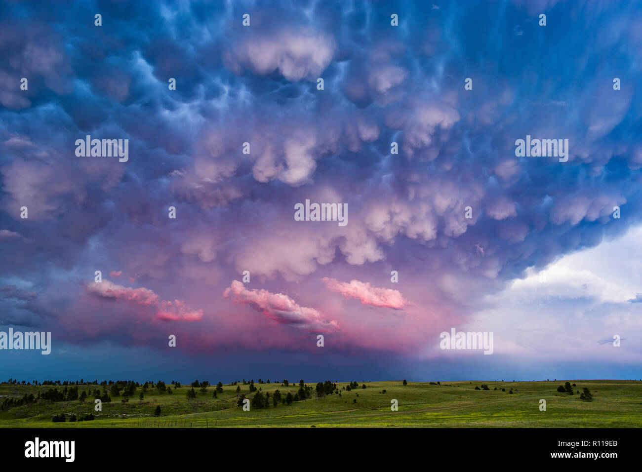 Malerische Landschaft von Wyoming mit dramatischen Mammatuswolken bei Sonnenuntergang in der Nähe von Lusk Stockfoto