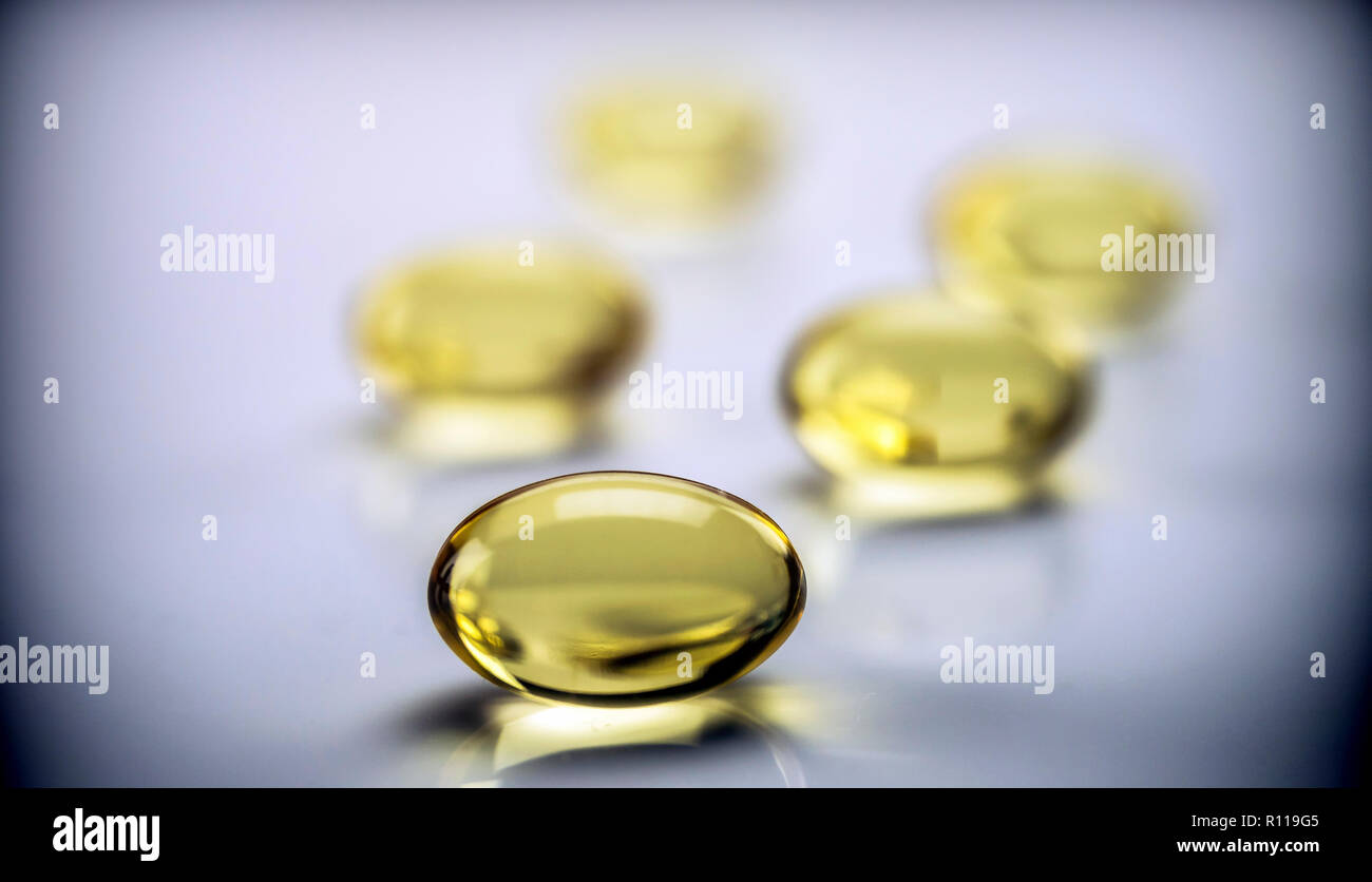 Kapseln mit Fischöl mit drei Omega, konzeptionelle Bild Stockfoto