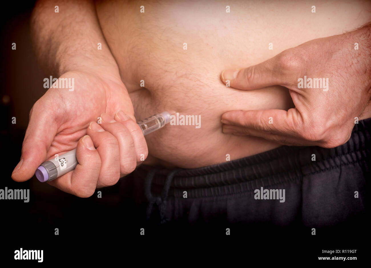 Man tägliche Dosis Insulin in den Bauch, konzeptionelle Bild Stockfoto