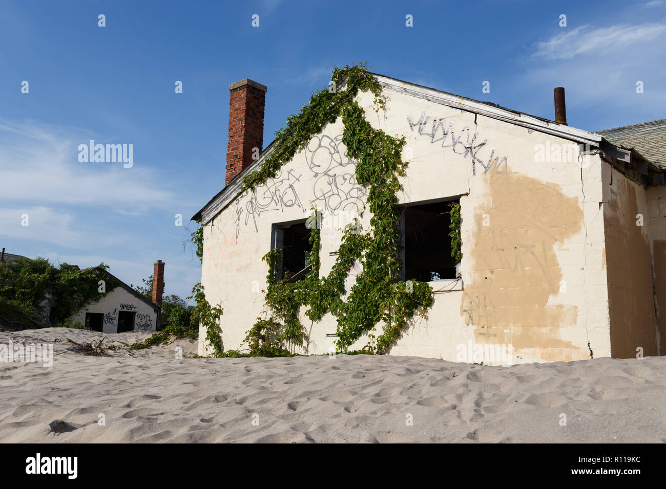 Verlassene Strukturen mit Sand überschüttet nach dem Hurrikan ein Sandstrand. Echos von Hurrikan Sandy. Jacob Riis Park, Halbinsel Rockaway, New York. Stockfoto