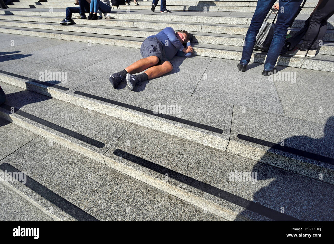 Menschen schlafen auf die Schritte, um die National Gallery am Trafalgar Square, London, England, UK. Stockfoto
