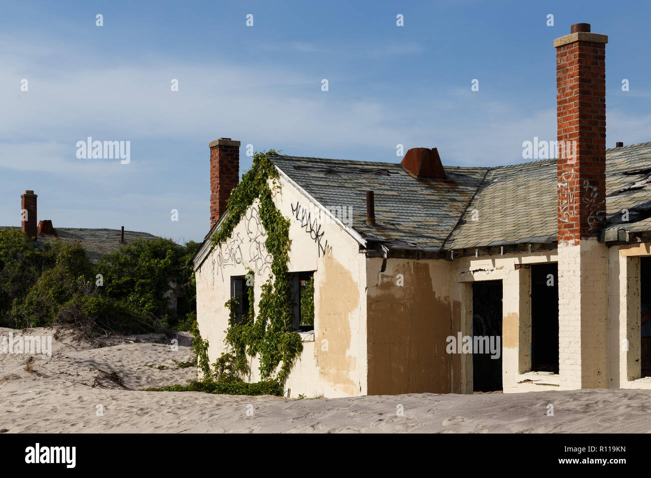 Verfallene Gebäude mit Sand gefüllt, nachdem Hurrikan Sandstrand. Echos von Hurrikan Sandy. Jacob Riis Park, Halbinsel Rockaway, New York. Stockfoto