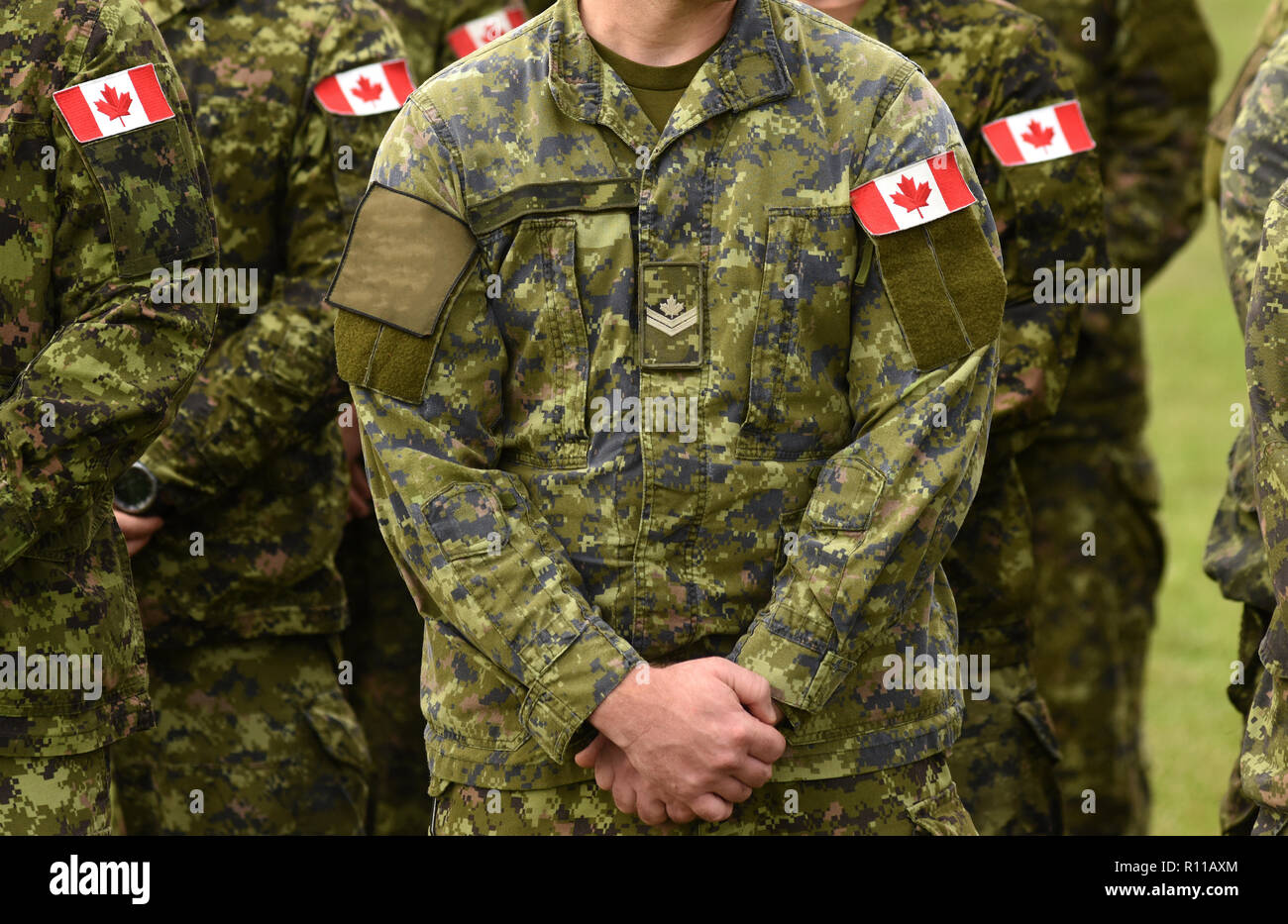 Kanadische Truppen. Kanadische Armee. Kanada Flaggen auf Soldaten arm. Stockfoto