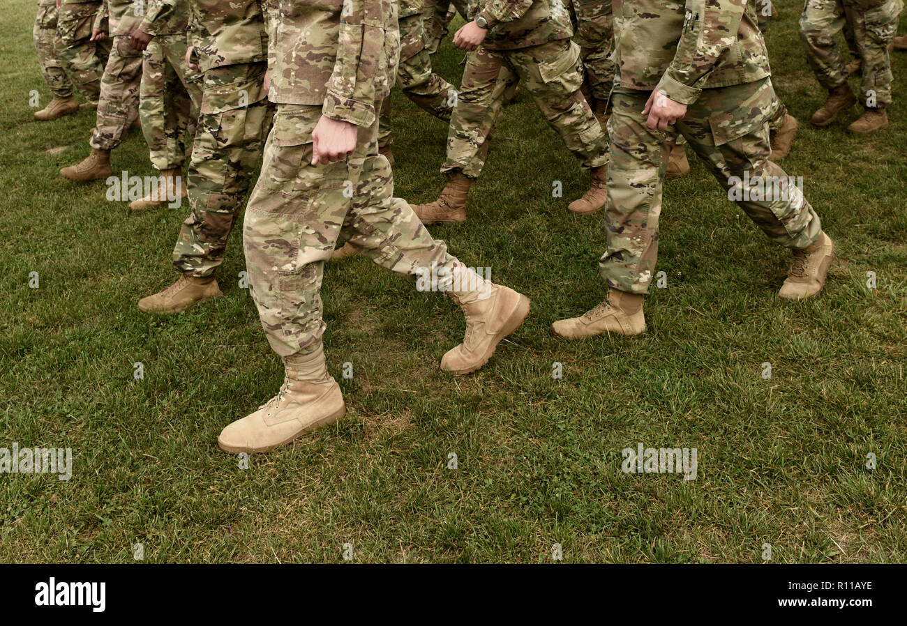 US-Soldaten Beine in grün Camouflage Military uniform. US-Truppen Stockfoto