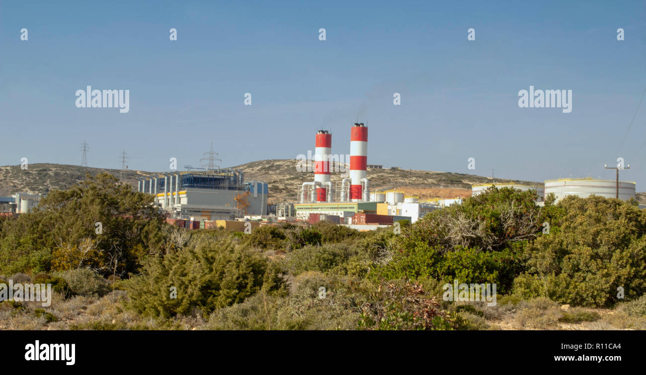 Der diesel-elektrische Kraftwerk in der Nähe von Prasonisiis, Dieselmotoren Anlage mit einer Nettoleistung von 115 MW betrieben. Stockfoto