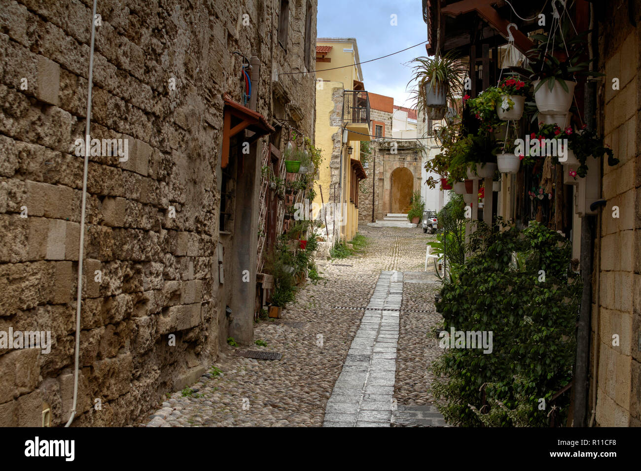 Einer der vielen bunten Gassen in der Altstadt von Rhodos, Griechenland, einem UNESCO-Weltkulturerbe, Mitte. Stockfoto