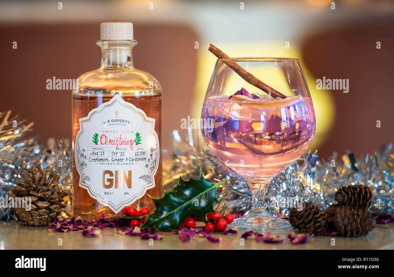 8. November 2018 Gin geht in die Rosa für Weihnachten Luxus gin Marke, Alte Neugier, in der rosa dieses Weihnachten mit seiner ersten, Farbe-changin werden Stockfoto