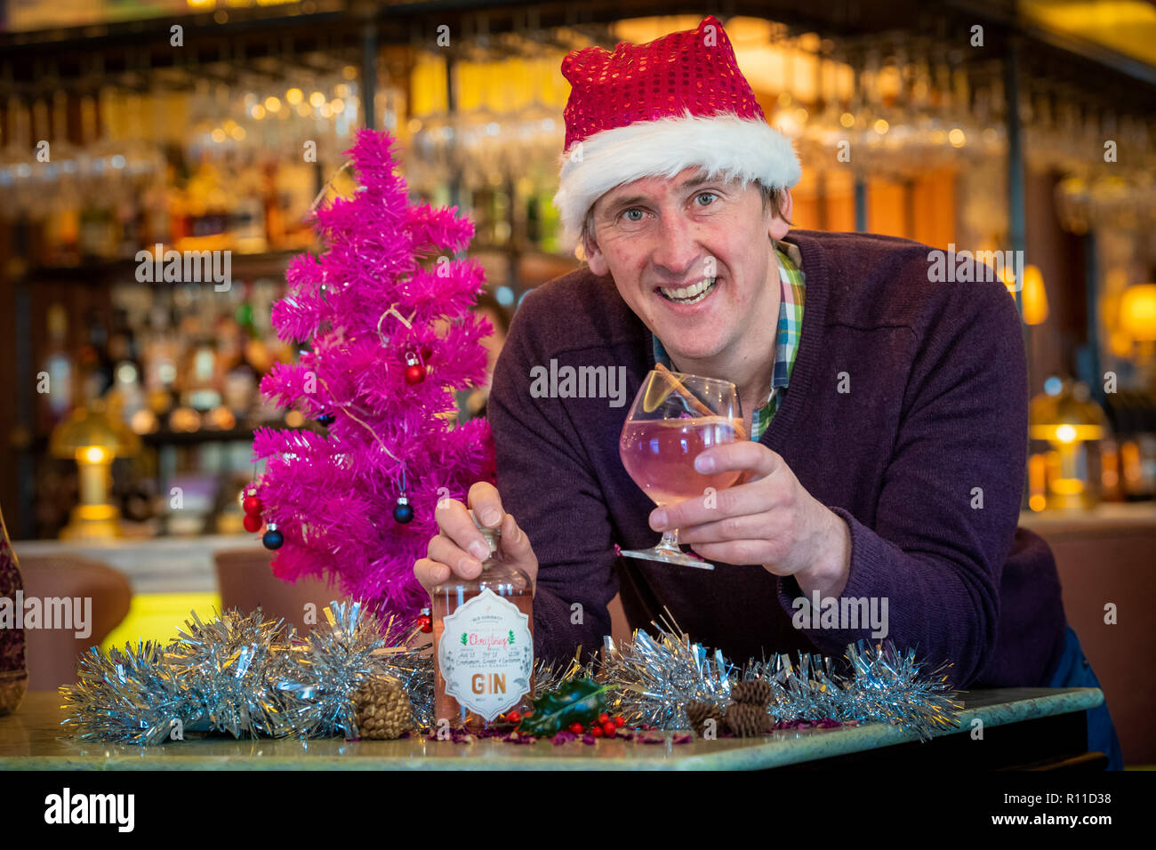 8. November 2018 Gin geht in die Rosa für Weihnachten Mitbegründer Hamish Martin im Hotel Balmoral Luxus gin Marke, Alte Neugier, wird in der Klemme. Stockfoto